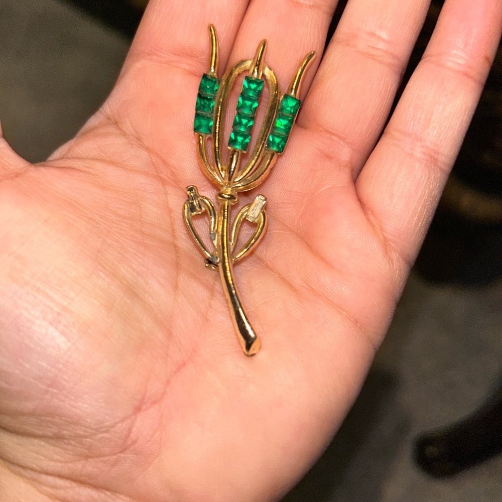 Rare Vintage Green gem 💎 tulip brooch